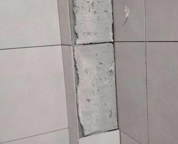 仁和瓷砖空鼓维修公司分享下瓷砖施工前基层浇水润湿程度不足，可能导致以下问题