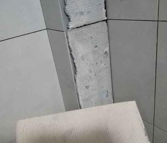 仁和瓷砖空鼓维修公司分享下厨房瓷砖脱落的补救措施。